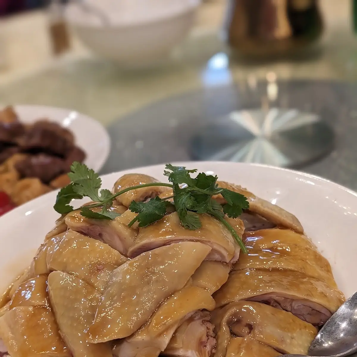 紅蔥頭冰⽪雞 steamed chicken w scallions